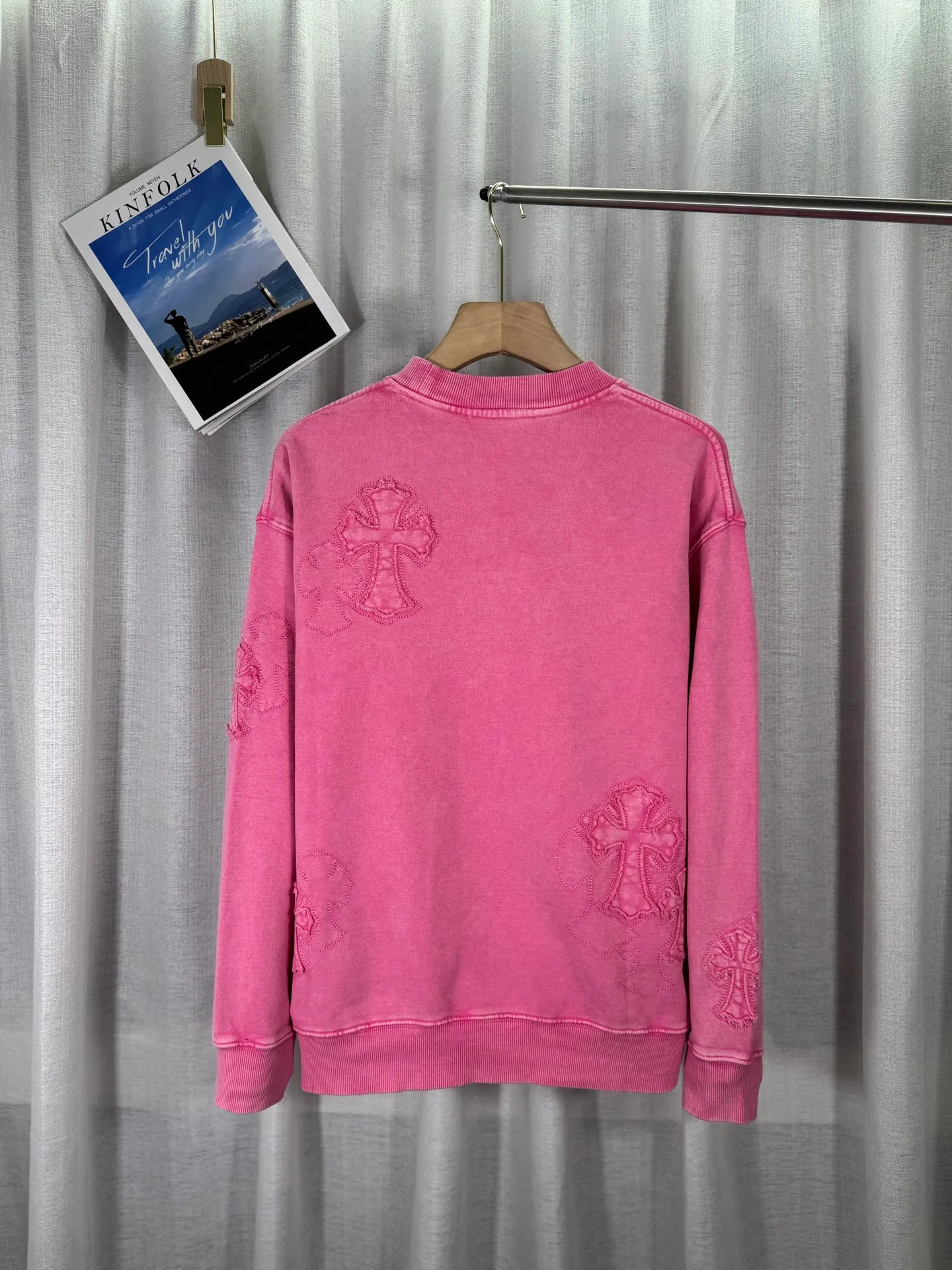 P260 top version, real shot without P, ​​different from market currency) 𝗖𝗵𝗿𝗼𝗺𝗲 𝗛𝗲𝗮𝗿𝘁𝘀/Cro Heart 2025 washed patch embroidery autumn and winter new original single counter American laser burnt 3D three-dimensional color embroidered couple casual sweatshirt 👑The highest version! Customized fabric 430g tripe terry fabric! American acid-washed and distressed original fabric laser burnt ✟appliqué embroidery and exquisite embroidery of letters! The best-selling model in the counter, very comfortable to wear. Accessories: original molded and authenticated collar label➕100% silk wash label. Genuine purchase-grade original hangtag➕matching hanging rope➕3D hanging beads➕original packaging bag. Craftsmanship: The original version has consistent wiring! The highest version of the armhole matching technique! Color: Pink Black Size: S M L XL Style No.: 9311